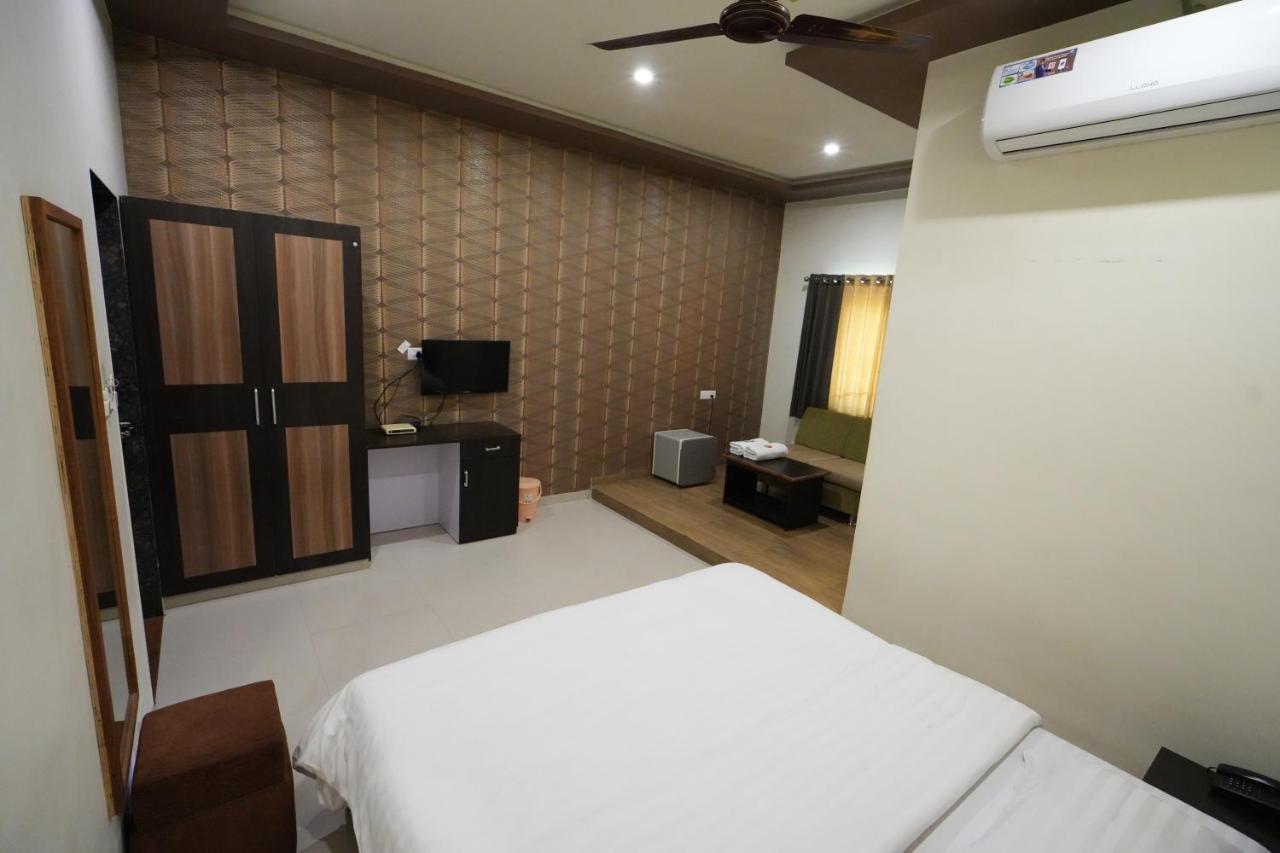 Hotel Ravi Residency Nadiad Bagian luar foto