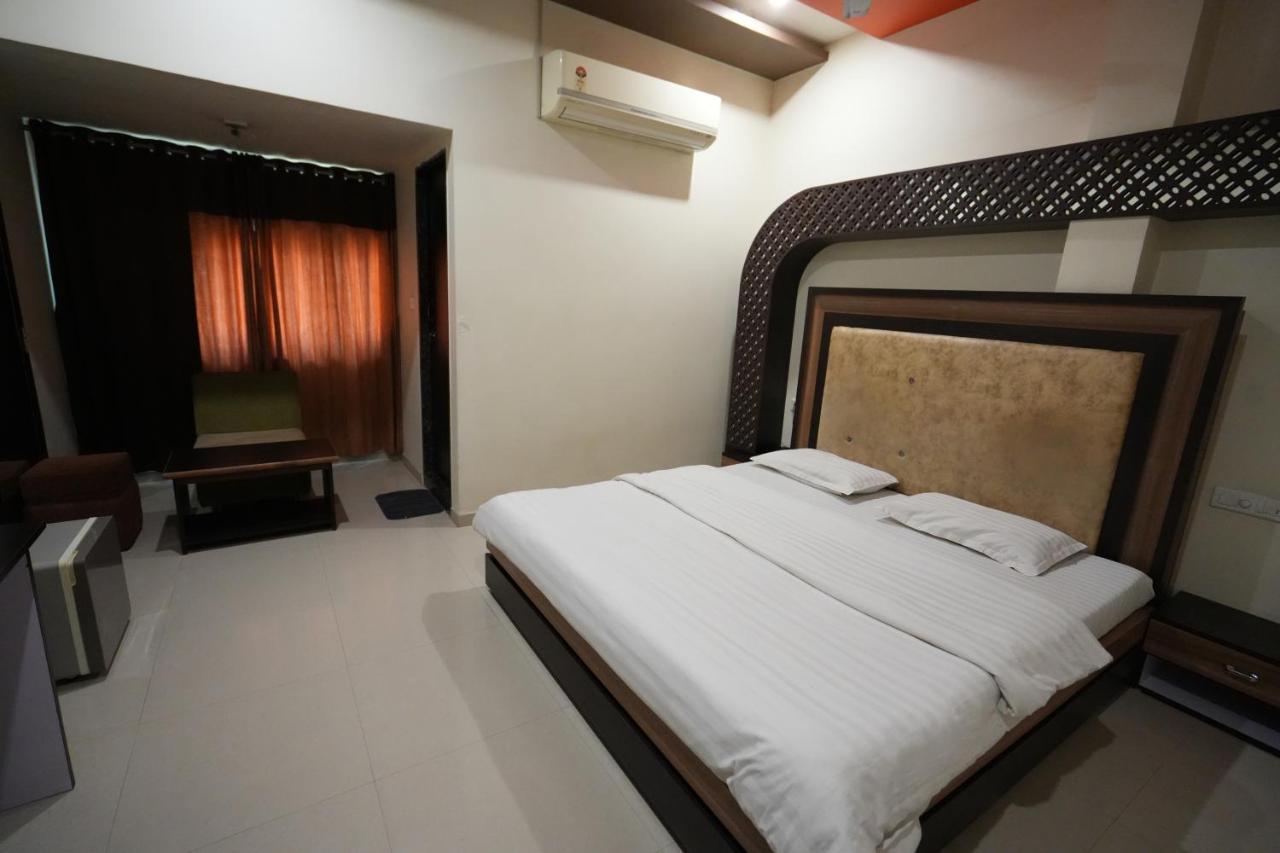 Hotel Ravi Residency Nadiad Bagian luar foto