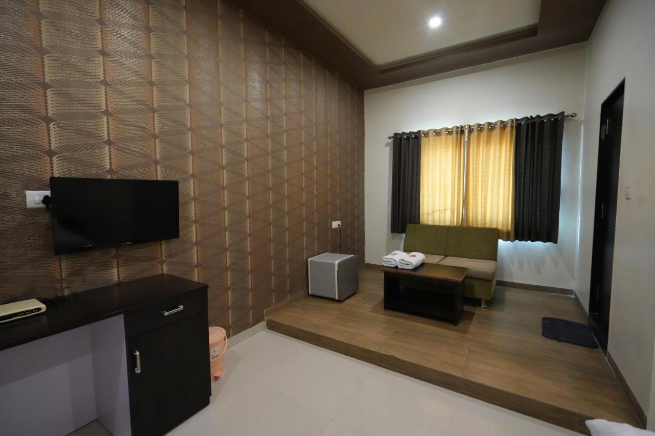 Hotel Ravi Residency Nadiad Bagian luar foto