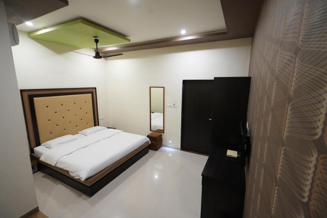 Hotel Ravi Residency Nadiad Bagian luar foto