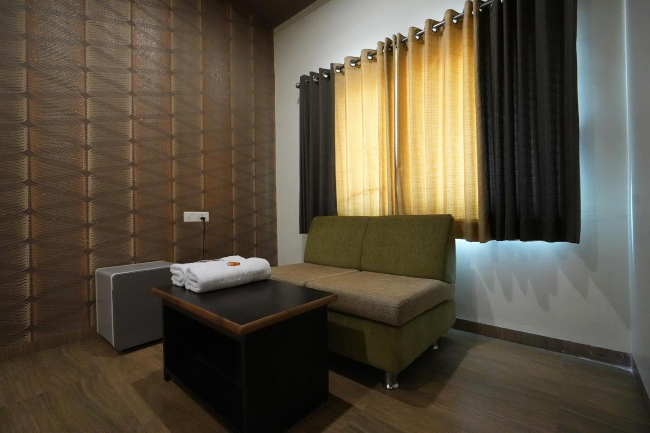 Hotel Ravi Residency Nadiad Bagian luar foto