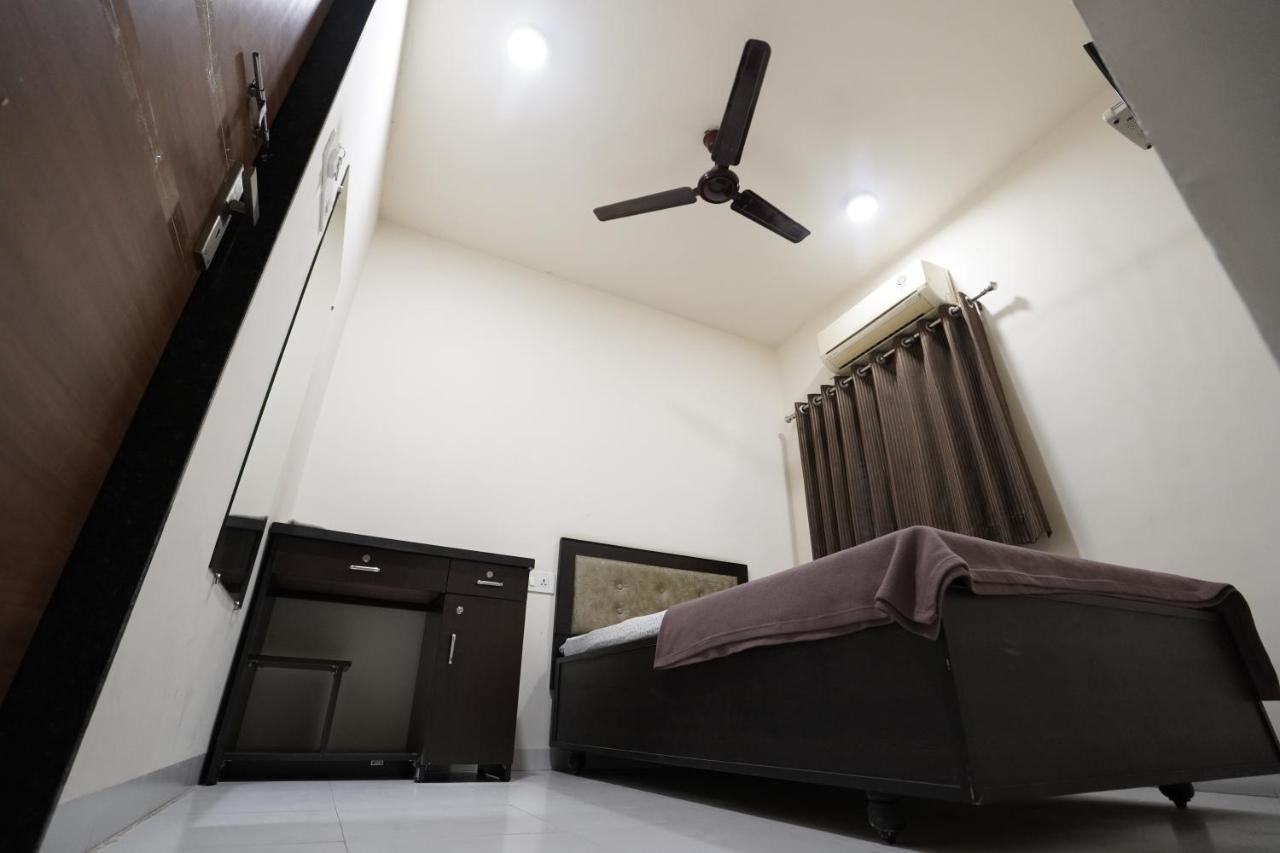 Hotel Ravi Residency Nadiad Bagian luar foto