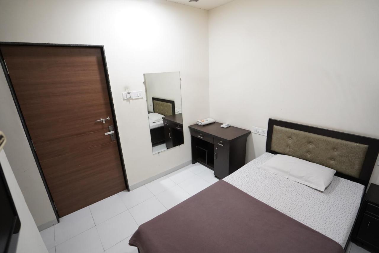 Hotel Ravi Residency Nadiad Bagian luar foto