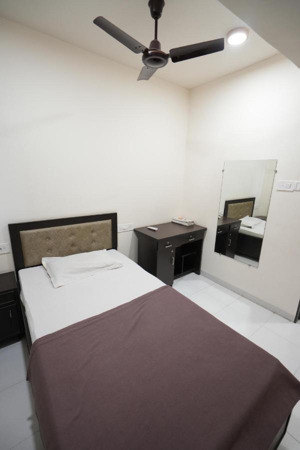 Hotel Ravi Residency Nadiad Bagian luar foto